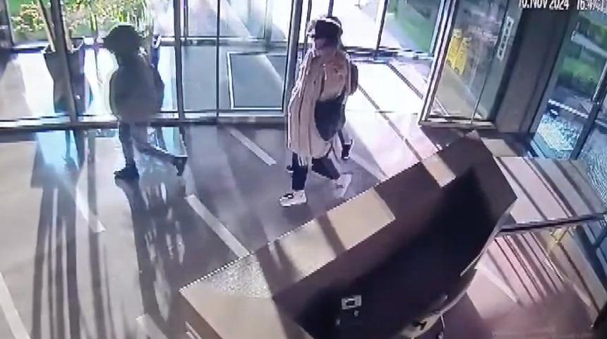 Bakırköy'de rezidanstan kameralara yansıyan hırsızlık! 2 şüpheli yakalandı...