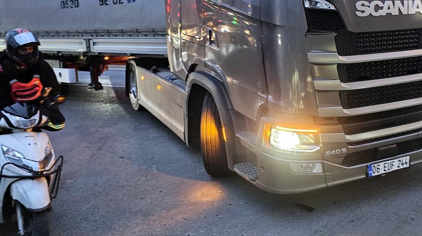 Avcılar'da TIR'a çarpan motosiklet sürücüsü hayatını kaybetti; kaza anı kamerada!