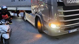 Avcılar'da TIR'a çarpan motosiklet sürücüsü hayatını kaybetti; kaza anı kamerada!