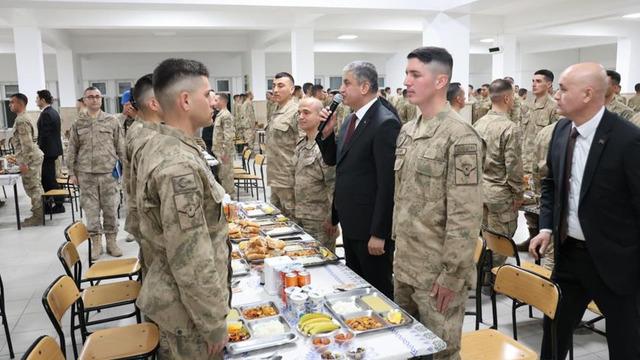 Vali Yavuz, komandolarla iftar yaptı