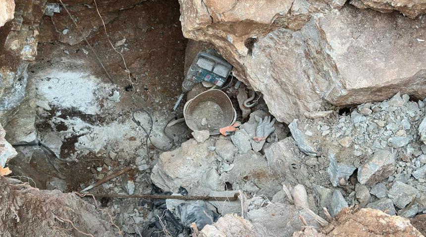 Marmaris’te kaçak kazıya polisten suçüstü! Çok sayıda kazı malzemeleri ele geçirildi