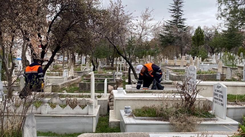 Mezarlıklarda bayram temizliği başladı...