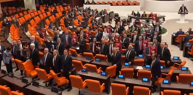 Meclis'te İmamoğlu eylemi!