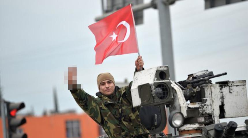 Mehmet&ccedil;ik'ten dikkat &ccedil;eken el işareti