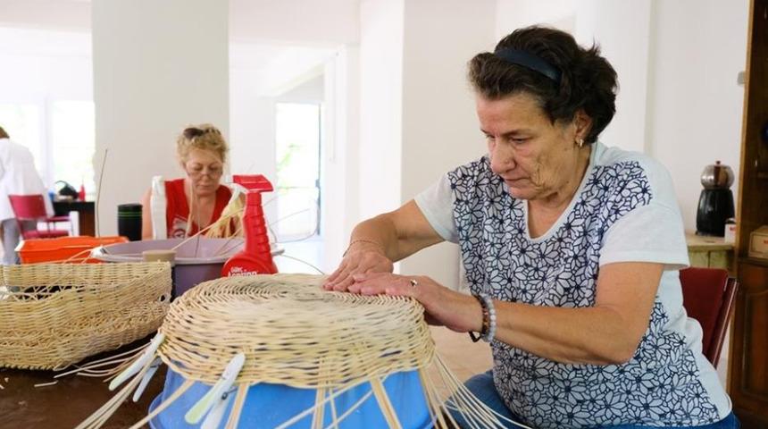 Ayvalık’ta mahalle evlerinde üretilenler ilgi görüyor