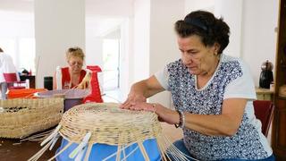 Ayvalık’ta mahalle evlerinde üretilenler ilgi görüyor