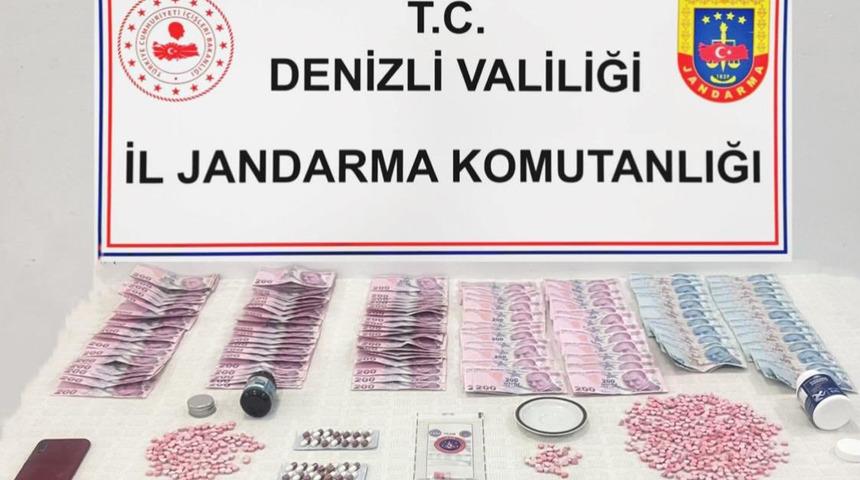 Denizli'de uyuşturucu taciri 2 kişi yakalandı! Üzerlerinden yüzlerce uyuşturucu madde çıktı