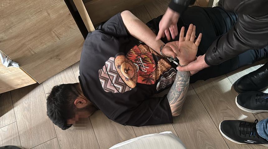 İzmir'de taksiciyi gasbeden şahıs otel odasında yakalandı