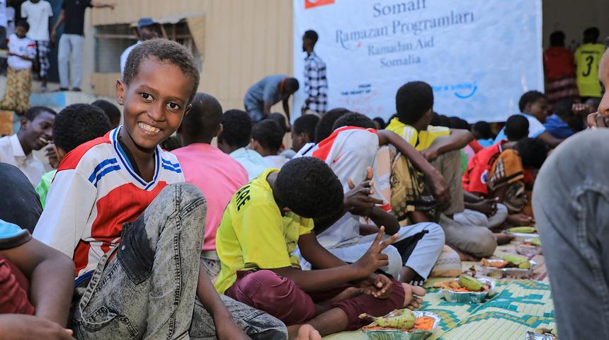 Ramazan'ın bereketini Somali'deki yetimlerle paylaşıyor...