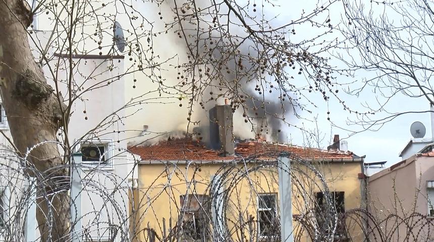 Beyoğlu'nda metruk binada çıkan yangın panik yarattı! Alevler kısa sürede kontrol altına alındı