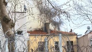 Beyoğlu'nda metruk binada çıkan yangın panik yarattı! Alevler kısa sürede kontrol altına alındı