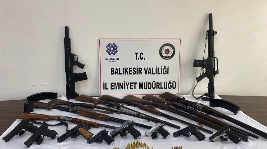 Balıkesir'de yasa dışı silah ticareti operasyonu: 7 kişi gözaltında