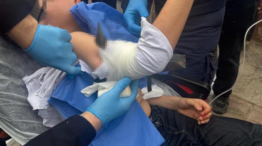 Koluna saplanan demir parmaklıkla hastaneye kaldırıldı