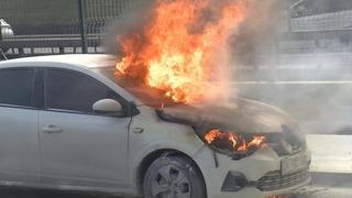 Avcılar’da, park halindeki araç alev alev yandı