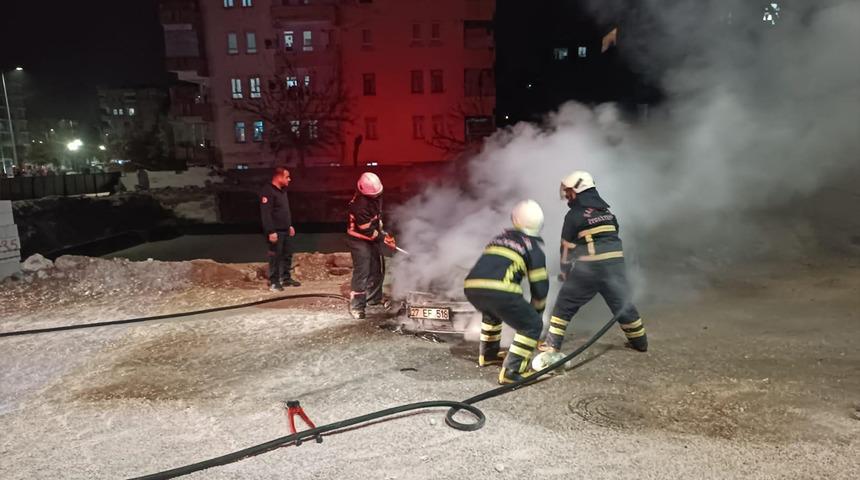 Şanlıurfa'da seyir halindeki otomobil alev alev yandı
