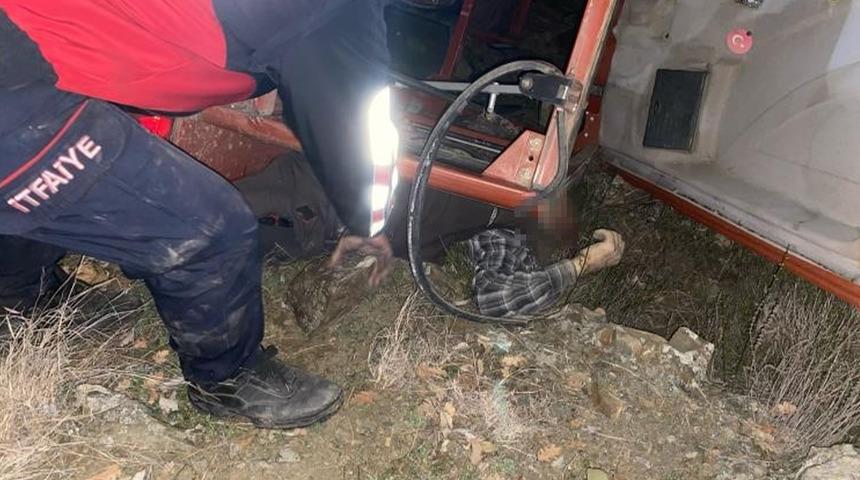 Uçuruma yuvarlanan traktörün altında kalan sürücü hayatını kaybetti