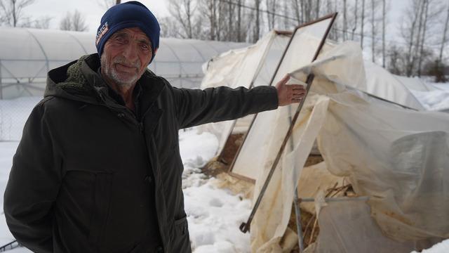 Kar nedeniyle seraları çökünce 60 senelik emeği heba oldu! Çiftçi duygusal anlar yaşadı