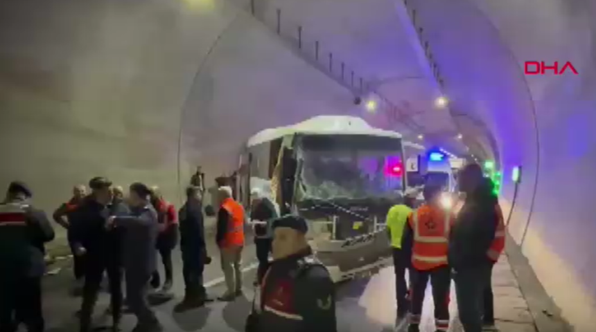 Malatya karayolunda yolcu midibüsü tıra çarptı: Yaralılar var