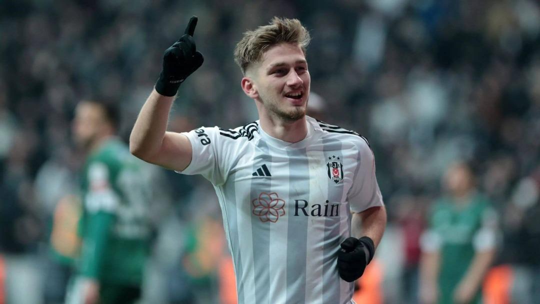 Beşiktaşlı futbolcu Semih Kılıçsoy, Cagliari ye transferi için İtalya ya gitti 1