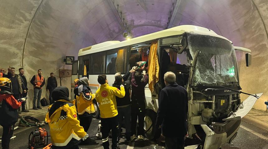 Sivas'ta midibüs ile tırın çarpıştığı kazada 3 kişi yaralandı