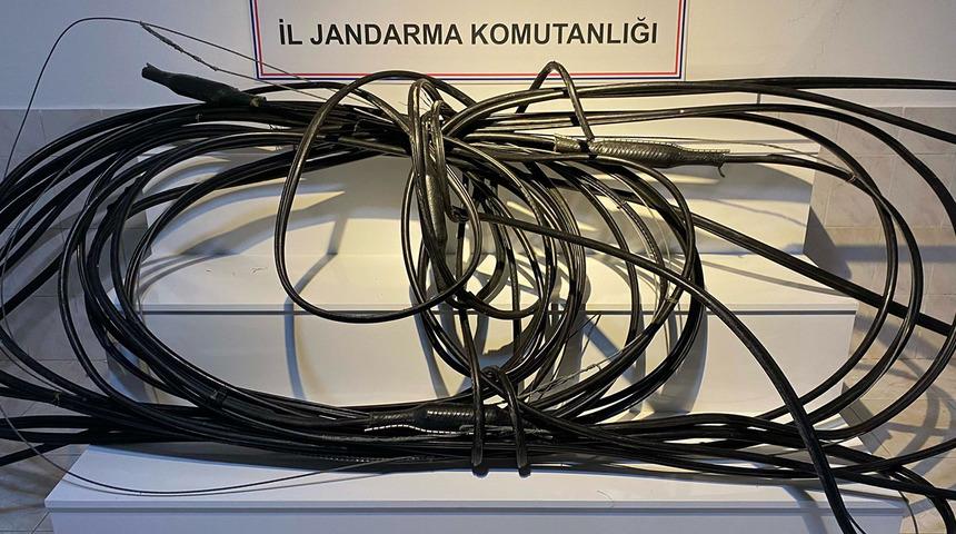 Tam tamına 550 metre! Hırsız enerji nakil kablosunu çalarken suçüstü yakalandı