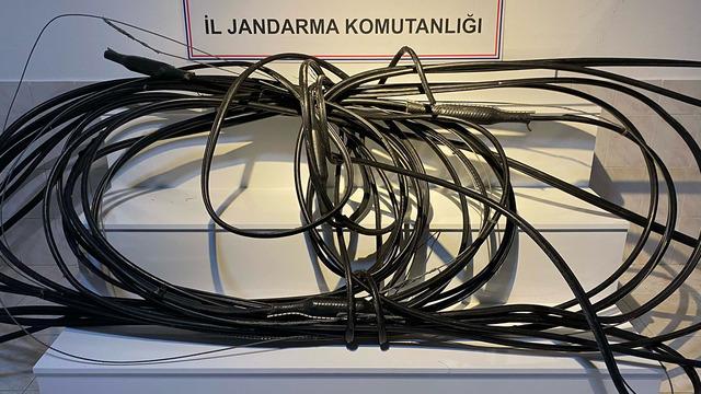 Tam tamına 550 metre! Hırsız enerji nakil kablosunu çalarken suçüstü yakalandı
