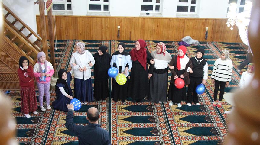 Çocuklar bu camiye gelmeyi çok seviyor: "Teravihten sonra oyun oynuyoruz"