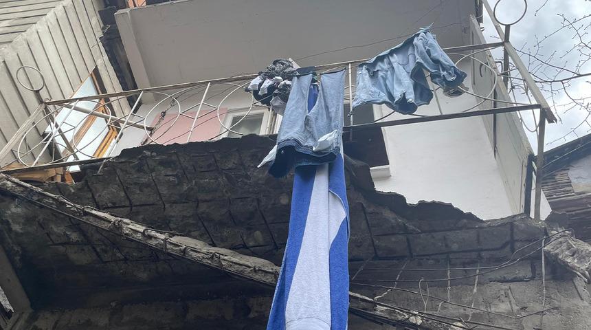 Talihsizliğin böylesi! Çamaşır asmak için balkona çıkmıştı, metrelerce yüksekten yere düştü