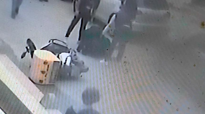 Köpeklerin kovaladığı motokuryenin motosikletinin devrildiği kaza kameraya anbean yansıdı