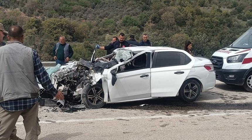 Hatay'da feci kaza! Hafriyat kamyonuna çarpan otomobilin sürücüsü hayatını kaybetti