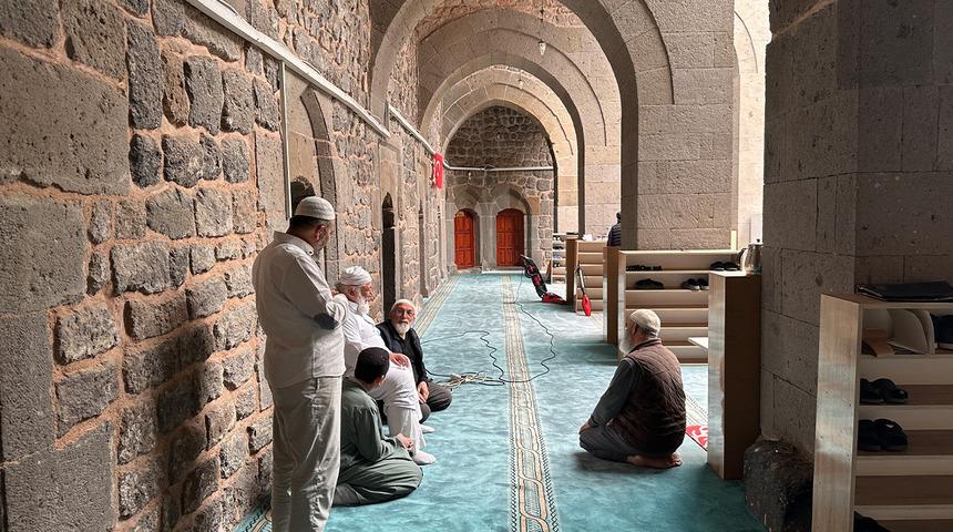 Kayseri'de 8 asırlık camide itikaf: Vatandaşlar Kadir Gecesini aradı! İtikaf nedir, nasıl yapılır?