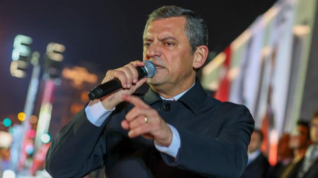 Erdoğan 'Senin de mezarını yıkarlar' demişti... Şehzadebaşı Camii'nde inceleme yapan Özel'den yanıt geldi