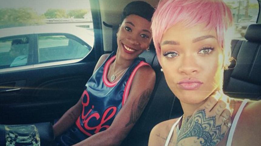 Rihanna sa&ccedil;larını pembeye boyadı