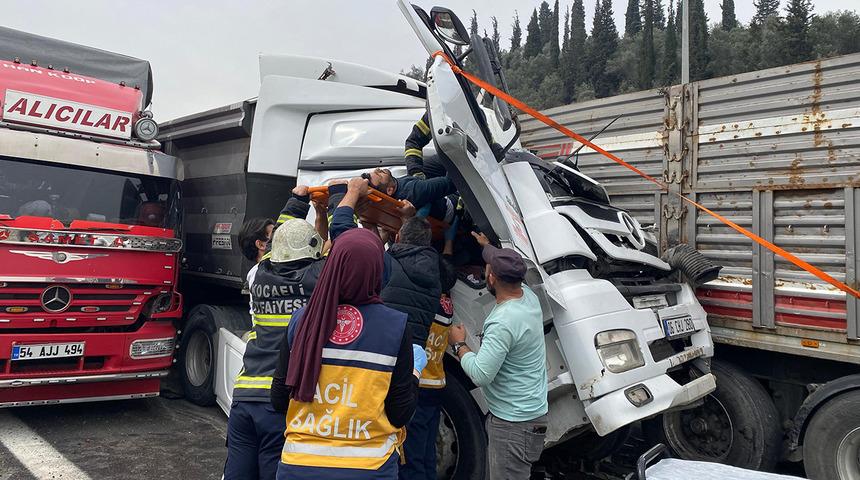 Dört aracın karıştığı zincirleme kazada mucize kurtuluş: Kağıt gibi ezilen kabinden sağ çıktı!