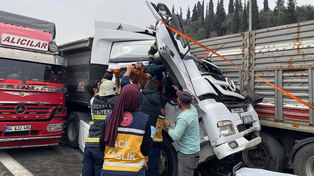 Dört aracın karıştığı zincirleme kazada mucize kurtuluş: Kağıt gibi ezilen kabinden sağ çıktı!
