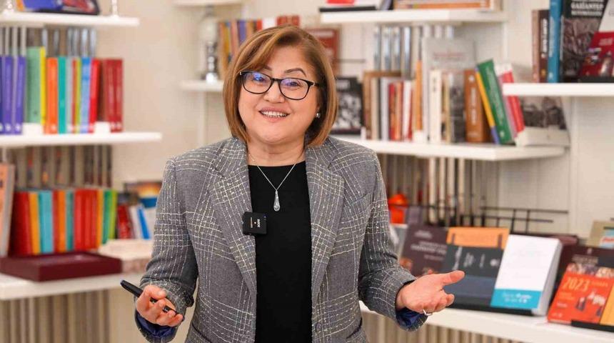 Aile yılına özel 41 yıllık sadakate Umre yolculuğu