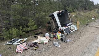Kastamonu'da devrilen hafif ticari araçtaki 3 kişi yaralandı