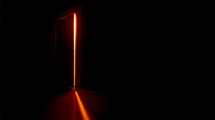 Fayansı kaldırınca gördüğüne inanamadı! Hemen sosyal medyada paylaştı: "İzin almalı mıyım?"