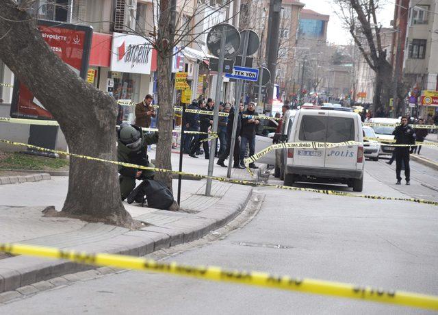 Kaldırıma bırakılan gitar çantası bomba korkusu yaşattı