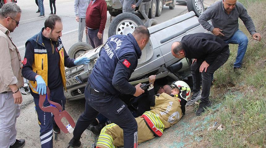 Kamyona &ccedil;arpmamak i&ccedil;in s&uuml;r&uuml;c&uuml;s&uuml;n&uuml;n manevra yaptığı otomobil takla attı: 2 yaralı