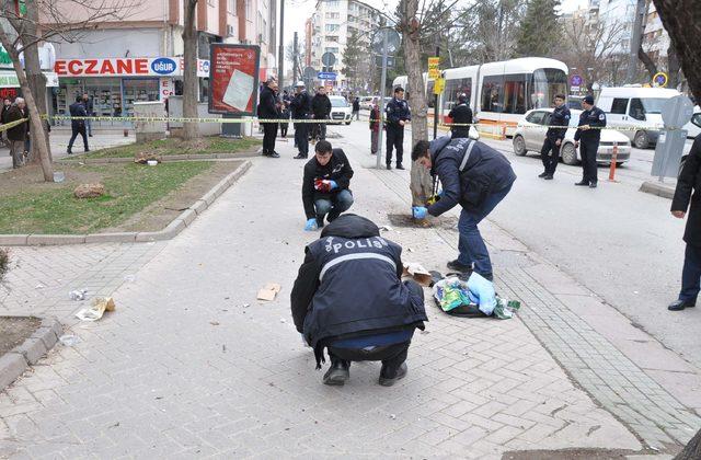 Kaldırıma bırakılan gitar çantası bomba korkusu yaşattı