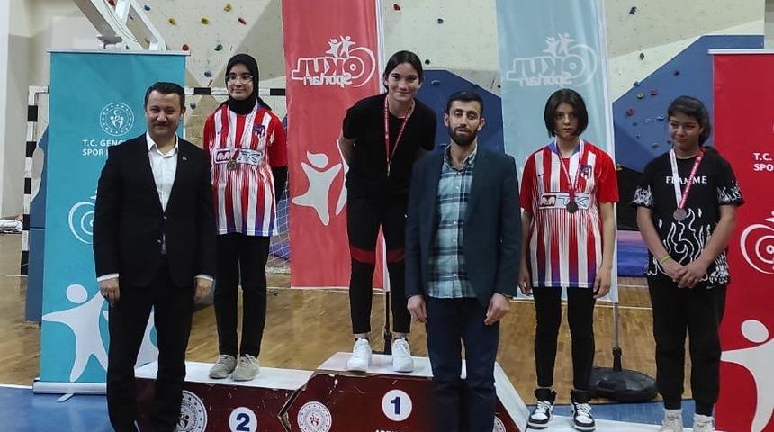 Adıyaman'da yıldız kızlar bilek güreşi yarışları yapıldı