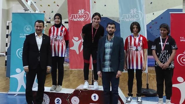 Adıyaman'da yıldız kızlar bilek güreşi yarışları yapıldı