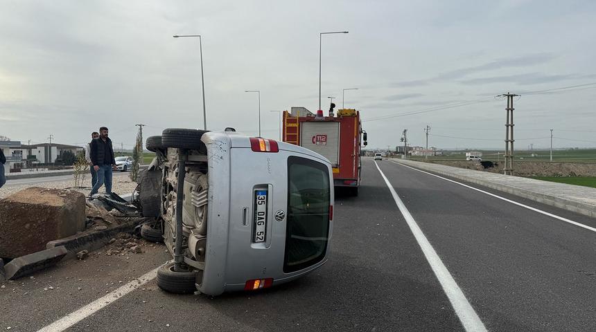 Batman’da hafif ticari araç aydınlatma direğine çarptı! 2 kişi  yaralandı