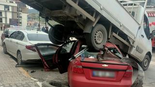 Balıkesir'de kaza: Otomobil, park halindeki kamyonete çarptı, 3 kişi yaralandı