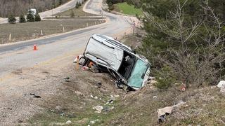 Kastamonu'da hafif ticari araç devrildi: 3 kişi yaralandı