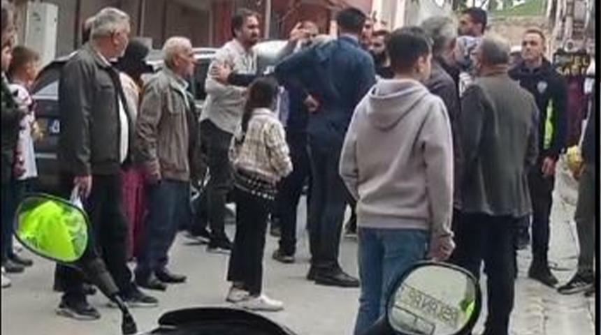 Tekmeli yumrulu park yeri kavgası anbean kameralara kaydedildi! Polis bile güçlükle ayırdı...