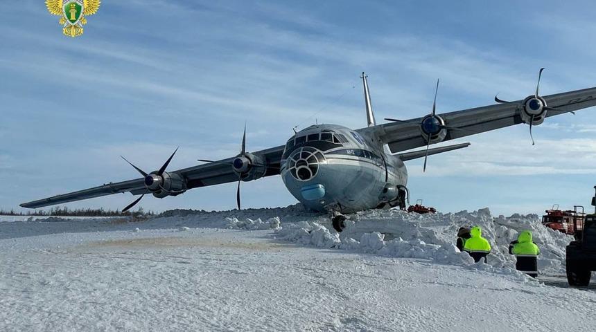 Rusya’da kargo uçağı pistten çıkıp kar yığınlarına saplandı