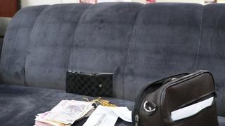 Yol kenarında bulduğu 300 bin TL’lik ziynet eşyası ve çek dolu çantayı sahibine teslim etti