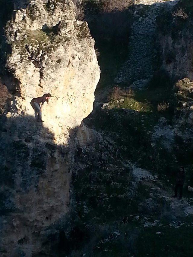 Tırmandığı kayalıkta mahsur kalan genci AFAD ekibi kurtardı